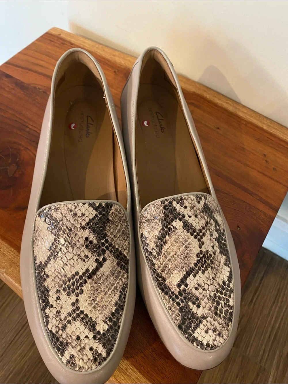 Clarks Women's Un Blush Ease snakeskin print leather slip-on loafers. Size 8.5